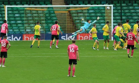Wayne Rooney lập siêu phẩm đá phạt vào lưới Norwich