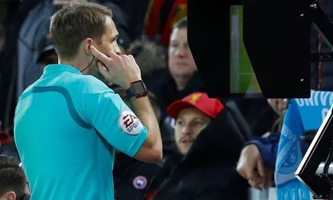 Wenger chỉ ra chìa khóa "cứu" VAR tại Premier League