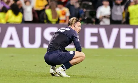 Wenger công kích tiền vệ Man City