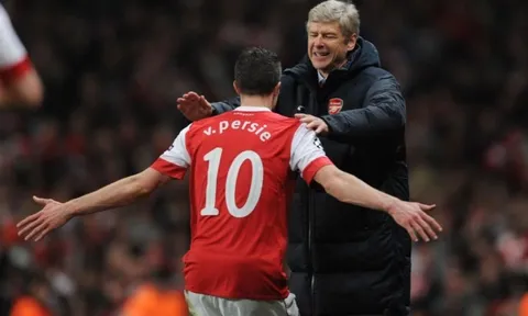 Wenger: "Van Persie từng cầu cứu tôi sau khi rời Man Utd, nhưng ..."