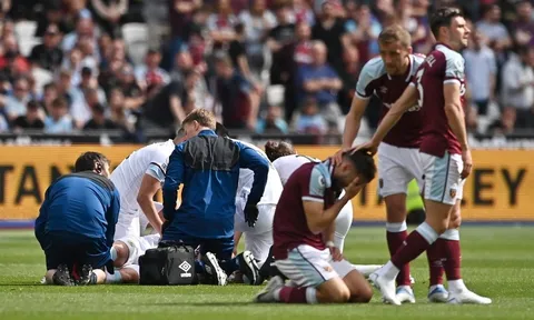 Cầu thủ West Ham bật khóc sau khi khiến đối thủ gãy chân