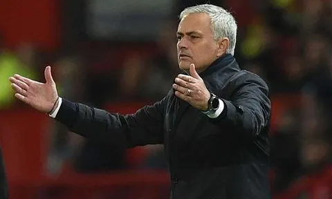 Vừa bước ra sân, De Gea đã làm 1 điều với Mourinho