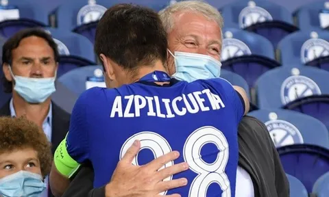 Ôm Abramovich, thủ quân Chelsea hỏi 1 câu ngắn gọn