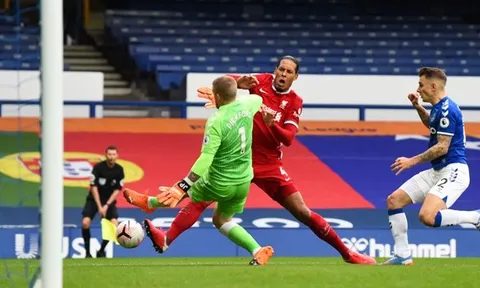 Sao Liverpool điên tiết chửi Pickford 'ngu ngốc' vì triệt hạ Van Dijk