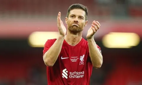 Xabi Alonso phản ứng sau trận thắng M.U