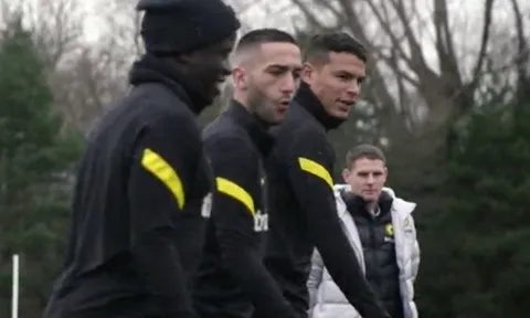 Xâu kim Kante, Ziyech phản ứng đắc chí