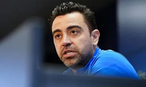 Xavi bảo vệ Lewandowski
