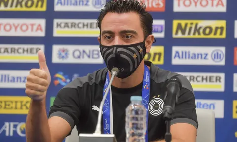 Xavi lên tiếng về ghế HLV Barcelona