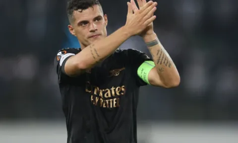 Xhaka ngạc nhiên với NHM Arsenal