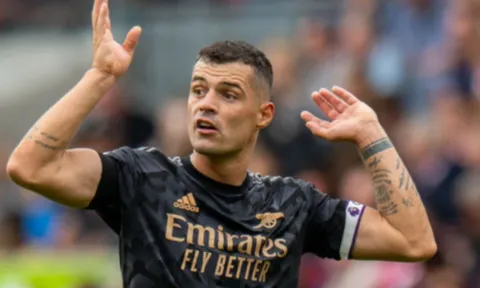 Xhaka bị nhắc nhở trước trận derby bắc London