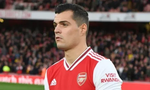 Fan Arsenal: "Một pha bóng hèn nhát, hắn ta đúng là con gà"