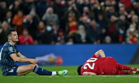 Xhaka nhận thẻ đỏ, Arsenal lo sốt vó