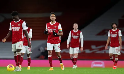 Xhaka nhận thẻ đỏ, Aubameyang phản lưới nhà, Arsenal thất thủ trước Bunrley