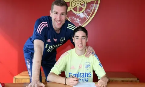 XONG! Arsenal ký hợp đồng với "ảo thuật gia Mexico"