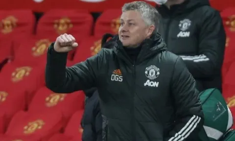 XONG! Fabrizio Romano xác nhận, đã rõ trung vệ Man Utd quan tâm
