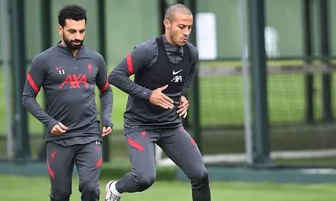XONG! Liverpool cùng lúc đón 3 cái tên quan trọng trước trận gặp Everton