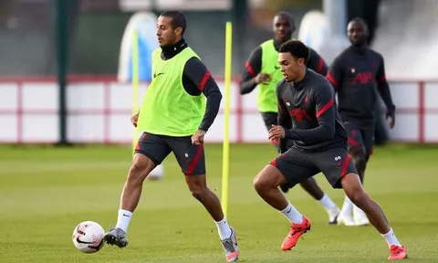 XONG! Liverpool nhận tin sét đánh từ 2 trụ cột trước trận gặp Arsenal