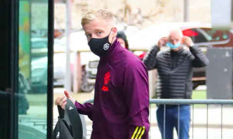 M.U hội quân trước giờ G, Van de Beek lộ hình ảnh chán chường