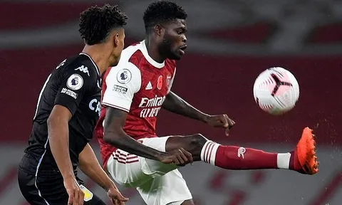 XONG! Thua thảm Aston Villa, Arsenal nhận thêm tin dữ từ tân binh đắt giá