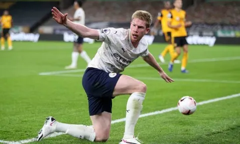 Xuất sắc là thế, De Bruyne vẫn bị sao Wolves biến thành "trò hề" trên sân