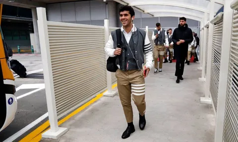 Được đồn đoán giành QBV, Messi xuất hiện 'lạ' dẫn đầu Barca đến Madrid