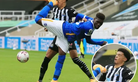 CHOÁNG! Premier League xuất hiện pha chơi xấu rùng rợn