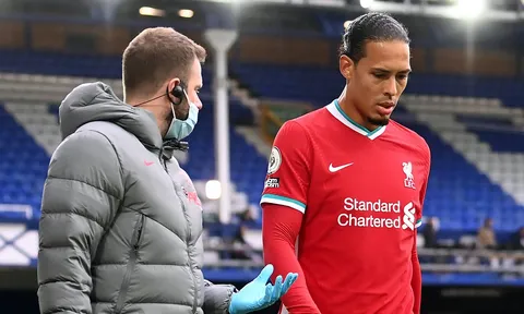 CHÍNH THỨC! Liverpool loại Van Dijk khỏi danh sách dự Premier League