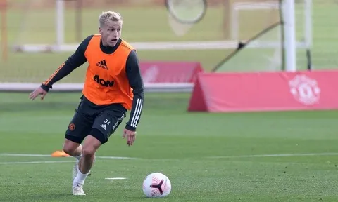 Van de Beek lộ hình ảnh gây ngỡ ngàng ở buổi tập đầu tại M.U