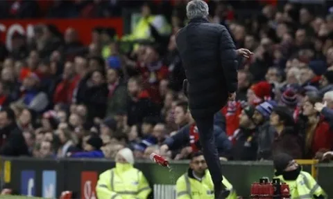 Thua M.U tức tưởi, HLV đối thủ tái hiện hành động cực gắt của Mourinho