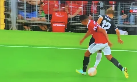 "Antony, Casemiro là 2 thương vụ M.U mua sắm hoảng loạn"