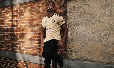 Pogba lạnh lùng ra mắt áo đấu sân khách màu be của Man Utd mùa 2019/20