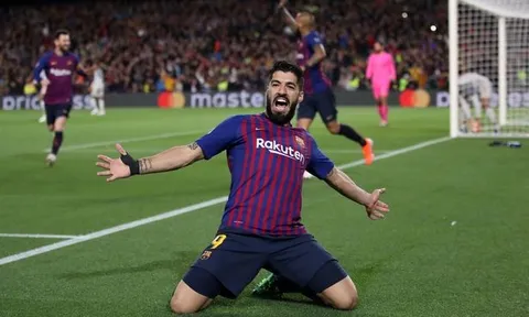 Vượt mặt huyền thoại Kubala, Suarez vinh dự khắc tên vào lịch sử Barca