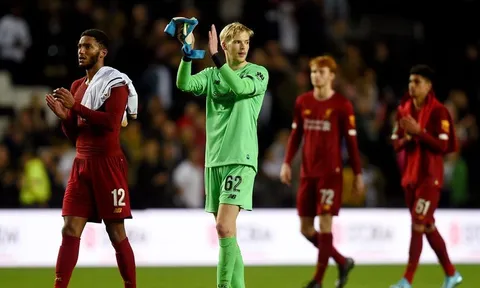 Alisson Becker nói gì với thủ môn trẻ Caoimhin Kelleher trước trận ra mắt Liverpool?