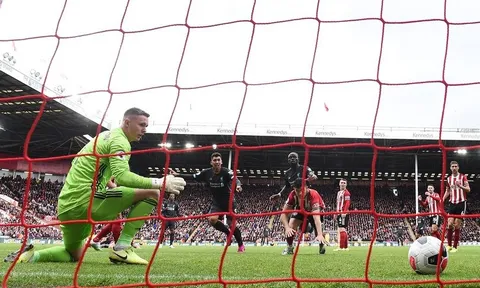 Peter Schmeichel gửi thông điệp đanh thép đến Henderson sau sai lầm chết người