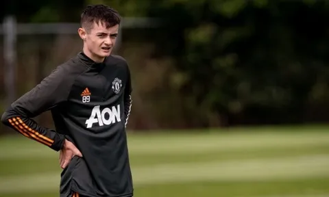 3 tân binh trẻ lần đầu xuất hiện trên sân tập Man Utd