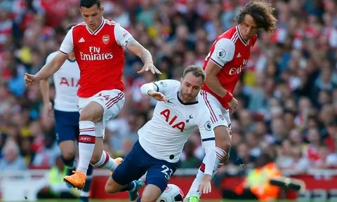 Gary Neville: "Hoàn toàn điên rồ, cầu thủ Arsenal đó chẳng học được gì cả"