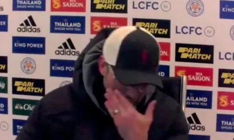 Jurgen Klopp rơi lệ gạt Liverpool khỏi cuộc đua vô địch