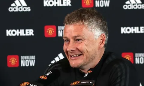 Jamie Carragher chỉ rõ điểm yếu chết người của Man Utd