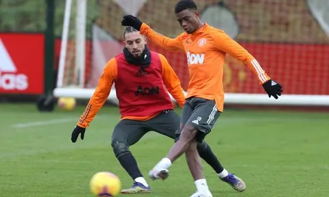 Amad Diallo lộ rõ sự thất vọng, Van de Beek tỏa sáng trên sân tập M.U