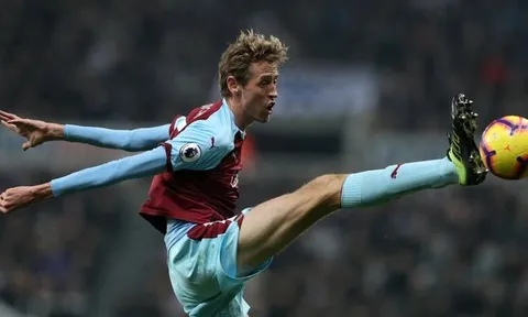 CHÍNH THỨC: "Quý ngài 2 mét" Premier League tuyên bố giải nghệ