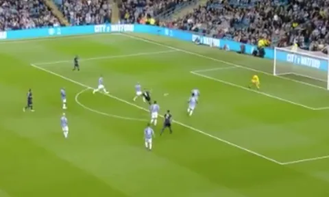 Fan Quỷ đỏ: "Đã giải nghệ, Van Persie vẫn hơn Marcus Rashford"