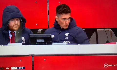 Vì sao cầu thủ mặc áo Liverpool khi đang chơi cho Bournemouth?