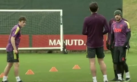 Shaw và Maguire "lời qua tiếng lại" trên sân tập M.U