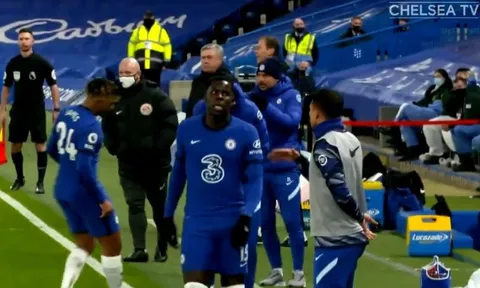 Chelsea mở tỷ số, Thiago Silva gọi Zouma ra đường biên làm 1 điều