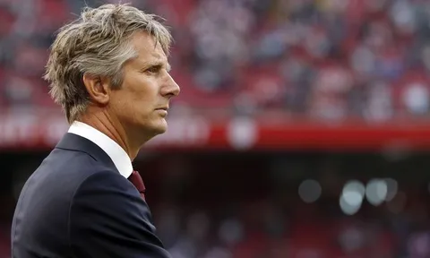 XONG! Van der Sar lên tiếng, làm rõ khả năng đến Man Utd