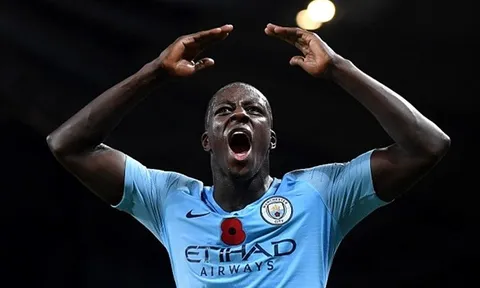 Trớ trêu, hậu vệ 52 triệu bảng của Man City mất suất đá chính vì một cái tên xa lạ