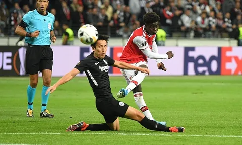 Sao trẻ 18 tuổi vẽ siêu phẩm, Arsenal đại thắng trên đất Đức