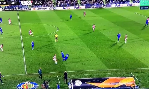 Neymar lộ vẻ mặt đau đớn khi trở lại PSG