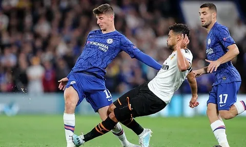 "Truyền nhân Lampard" nói gì khi rời sân sớm do chấn thương?