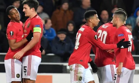 Angel Gomes như tí hon giữa những gã khổng lồ